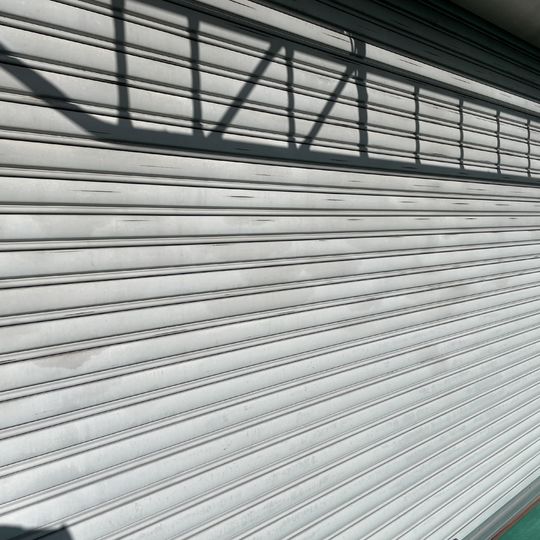 シャッター吹付塗装Before